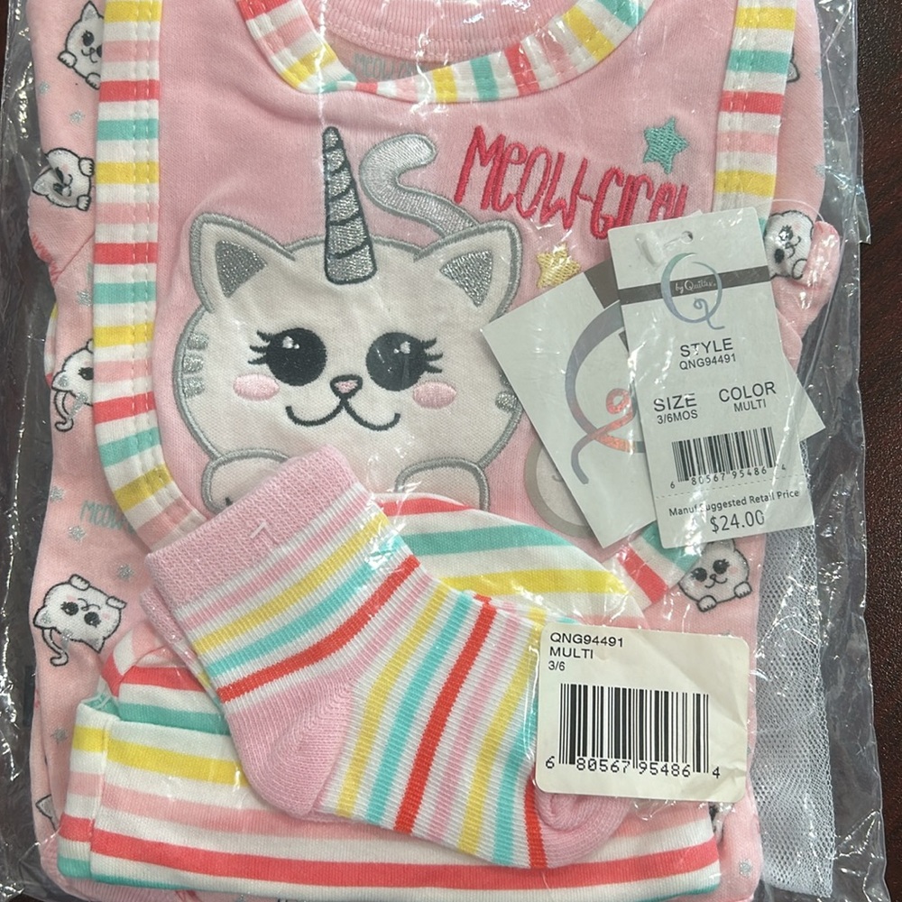 QUILTEX - 5 Piece Layette Set - Picture 8 of 8